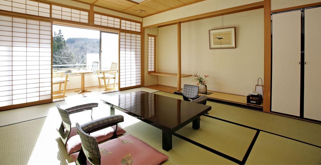 Menard Aoyama Resort: Wafukan Utatsukasa Iga Kültér fotó