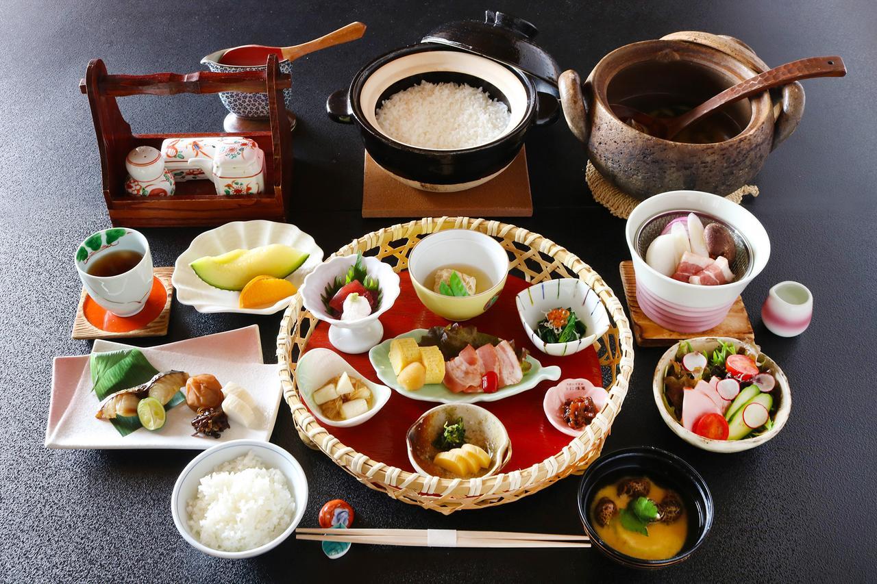 Menard Aoyama Resort: Wafukan Utatsukasa Iga Kültér fotó